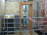 Утром в субботу на входах в вестибюль станции метро "Охотный ряд" установлены рамки металлоискателей, возле которых дежурят по два-четыре полицейских