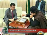В ходе встречи, кадры которой показал государственный телеканал "Аль-Джамахирия", Каддафи сказал, что никогда не покинет страну, несмотря на сильное давление, и не намерен слагать с себя полномочия