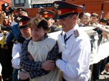 В воскресенье 12 июня, когда в стране отмечался День России, оппозиционеры пытались провести традиционный "День гнева", который закончился задержаниями и вызовами в суд