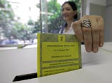 По итогам плебисцита, премьер потерпел сокрушительное поражение: подавляющее большинство итальянцев высказались против данных инициатив, включавших и проект закона, дарующего скандальному политику частичный иммунитет от судебных преследований По итогам плебисцита, премьер потерпел сокрушительное поражение: подавляющее большинство итальянцев высказались против данных инициатив, включавших и проект закона, дарующего скандальному политику частичный иммунитет от судебных преследований