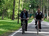 Дмитрий Медведев и Владимир Путин, 11 июня 2011 года Дмитрий Медведев и Владимир Путин, 11 июня 2011 года