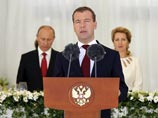 СМИ: Медведев убрал из верхушки МВД людей Путина, но смотрит на него "по-сыновнему ласково"