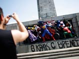 Один из барельефов величественного монумента разрисован граффити, в результате скульптуры воинов- освободителей превратились в американских киногероев - Супермена, Санта-Клауса, клоуна Рональда - символа McDonald`s и других персонажей Один из барельефов величественного монумента разрисован граффити, в результате скульптуры воинов- освободителей превратились в американских киногероев - Супермена, Санта-Клауса, клоуна Рональда - символа McDonald`s и других персонажей