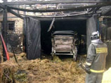 В ходе тушения пожарные вывели из горящей конюшни одну из работниц ипподрома