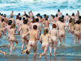 В воскресенье на побережье Уэльса в море бросилось 400 человек без плавок и купальников, в то время как предыдущий рекорд зафиксировал лишь 250 нудистов