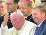 По случаю десятилетия со времени визита Папы Римского Иоанна Павла II на Украину туде будут принесены его волосы и головной убор