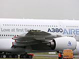 Гигантский лайнер A380 въехал в здание на авиасалоне в Ле Бурже (ВИДЕО)