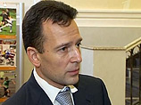 Чиновник требовал от корреспондента "Коммерсанта" опровергнуть его заявления о своей причастности к нападению и выплатить 500 тысяч рублей в качестве моральной компенсации Чиновник требовал от корреспондента "Коммерсанта" опровергнуть его заявления о своей причастности к нападению и выплатить 500 тысяч рублей в качестве моральной компенсации