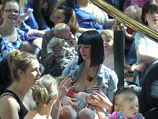 Более сотни британских женщин устроили флешмоб в торговом центре: покормили младенцев грудью