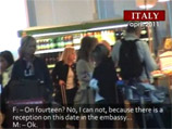 Видеоряд, на котором показана некая женщина в итальянском аэропорту, сопровождается записью телефонного разговора весьма интимного характера