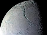 Ученые при помощи зонда Cassini нашли соленую воду под корой спутника Сатурна. Возможно, там есть жизнь