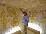 Возле пирамиды Хеопса вскрыли саркофаг с "солнечной ладьей"