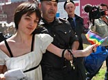 В центре Москвы задержали девушек, вышедших на акцию против гомофобии В центре Москвы задержали девушек, вышедших на акцию против гомофобии