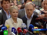 Выступая перед зданием суда, Тимошенко обвинила в организации процесса президента Украины Виктора Януковича, которому она проиграла на выборах в начале 2010 года
