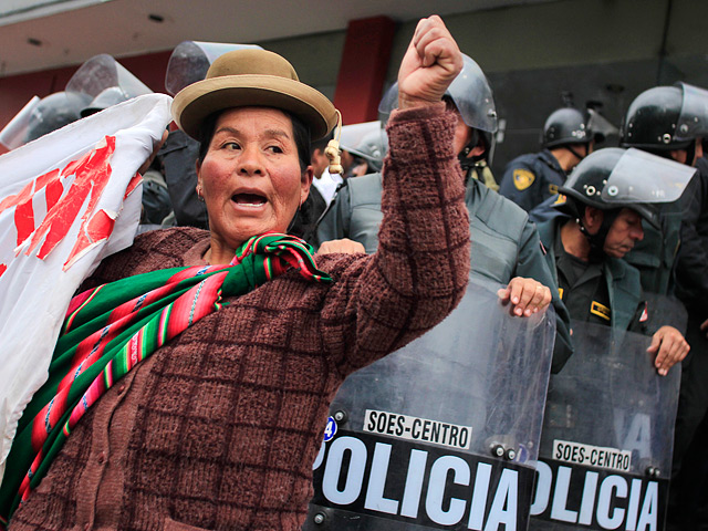 Полиция открыла огонь по демонстрантам в Перу - три человека погибли