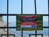 Берег моря (был) перегорожен железным забором, который, судя по надписи, препятствует доступу граждан к "технической зоне причала