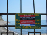 Берег моря (был) перегорожен железным забором, который, судя по надписи, препятствует доступу граждан к "технической зоне причала Берег моря (был) перегорожен железным забором, который, судя по надписи, препятствует доступу граждан к "технической зоне причала