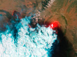 Американский спутник "заглянул" в жерло вулкана Набро в Эритрее, который начал извергаться в ночь на 13 июня