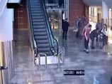 Охранник принес стул и ножкой стула разжал двери лифта. В 4:49 мальчика освободили, и отец с ребенком на руках в сопровождении сотрудников ЛУВД аэропорта Шереметьево, работников Терминала D и авиакомпании "Аэрофлот" проследовали в медпункт Охранник принес стул и ножкой стула разжал двери лифта. В 4:49 мальчика освободили, и отец с ребенком на руках в сопровождении сотрудников ЛУВД аэропорта Шереметьево, работников Терминала D и авиакомпании "Аэрофлот" проследовали в медпункт