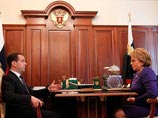 Матвиенко заставила Медведева уговаривать ее стать спикером Совфеда Матвиенко заставила Медведева уговаривать ее стать спикером Совфеда