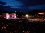 Именно американское внешнеполитическое ведомство организовало появление певицы на мероприятии в итальянской столице, призналась госсекретарь США Хиллари Клинтон Именно американское внешнеполитическое ведомство организовало появление певицы на мероприятии в итальянской столице, призналась госсекретарь США Хиллари Клинтон