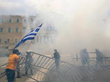 Сотрудники греческой полиции применили слезоточивый газ во время операции по разгону демонстрантов, пытавшихся прорваться в здание парламента в Афинах