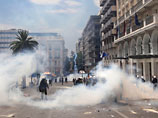 Греческих манифестантов разгоняют газом, они в ответ бьют полицейских палками от транспарантов
