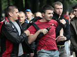 На данный момент задержано более сорока "молчунов", всех их везут в РУВД Ленинского района Минска, сообщает сайт правозащитного центра "Вясна" На данный момент задержано более сорока "молчунов", всех их везут в РУВД Ленинского района Минска, сообщает сайт правозащитного центра "Вясна"
