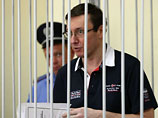 У Тимошенко и Луценко, обвиняемых в превышении власти, арестовали часть счетов и имущества
