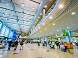 Коробки с документами из аэропорта "Домодедово" вывозили на нескольких мини-вэнах: они помогут раскрыть финансовые махинации Коробки с документами из аэропорта "Домодедово" вывозили на нескольких мини-вэнах: они помогут раскрыть финансовые махинации