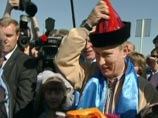 Путин навестил бурятскую "Золушку" и получил хадак на шею (ВИДЕО)