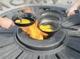 Сотрудники правоохранительных органов Украины задержали в Киеве двух националистов, которые поджаривали яичницу на Вечном огне в парке Славы. Активисты объединения "Свобода" запечатлели все свои действия на видеокамеру и распространили ролик в интернете Сотрудники правоохранительных органов Украины задержали в Киеве двух националистов, которые поджаривали яичницу на Вечном огне в парке Славы. Активисты объединения "Свобода" запечатлели все свои действия на видеокамеру и распространили ролик в интернете