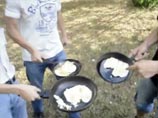На квартирах у задержанных были проведены обыски, в ходе которых стражи порядка изъяли компьютеры, оргтехнику, а также сковородки, на которых молодые люди жарили яичницу на Вечном огне На квартирах у задержанных были проведены обыски, в ходе которых стражи порядка изъяли компьютеры, оргтехнику, а также сковородки, на которых молодые люди жарили яичницу на Вечном огне