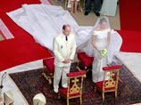 В связи с большим числом приглашенных венчание проводится не в кафедральном соборе, а во внутреннем парадном дворе княжеского дворца