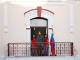 Уго Чавес впервые показался народу после операций на Кубе - размахивал флагом и пел гимн