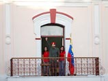 Уго Чавес впервые показался народу после операций на Кубе - размахивал флагом и пел гимн Уго Чавес впервые показался народу после операций на Кубе - размахивал флагом и пел гимн
