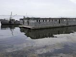 В Саратове произошел выброс нефти в Волгу с затопленного дебаркадера, пришвартованного в самом центре города у Набережной Космонавтов В Саратове произошел выброс нефти в Волгу с затопленного дебаркадера, пришвартованного в самом центре города у Набережной Космонавтов