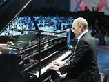 На концерте Путин произвел фурор, когда вышел к микрофону и спел с джазовым коллективом песню Blueberry Hill, аккомпанируя себя на рояле