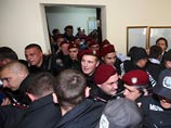 "За постоянное нарушение законодательства" Тимошенко и ее сторонники были удалены из суда на один день
