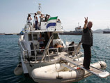 Французскому судну из "Флотилии свободы-2" удалось вырваться из греческого порта и направиться к сектору Газа