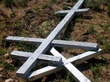 В Брянской области дорогу "вымостили" могильными крестами