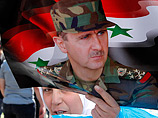 У ворот посольства Сирии в Москве собралось около 50 человек с флагами Сирии, портреты Асада и скандируют: "Аллах, Сирия, Башар"