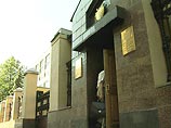 "Предпринимаемые попытки навязать версию о том, что Сизов был склонен к употреблению спиртных напитков и выстрелил в себя из-за неприятностей в семье, абсолютно неприемлемы", - подчеркнул источник "Предпринимаемые попытки навязать версию о том, что Сизов был склонен к употреблению спиртных напитков и выстрелил в себя из-за неприятностей в семье, абсолютно неприемлемы", - подчеркнул источник