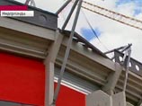 Инцидент произошел в четверг в районе полудня на стадионе Grolsch Veste - домашней арены одного из лидеров чемпионата Нидерландов, "Твенте" во время работ по расширению трибун, что позволит увеличить вместимость стадиона до 30 тысяч мест