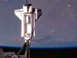 Американский корабль многоразового использования Atlantis с четырьмя астронавтами в воскресенье причалил к Международной космической станции (МКС)