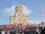 В Тбилиси тысячи верующих протестовали против решения парламента и выражали поддержку Патриархии Грузии