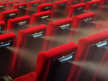 Особенность кинотеатров 4D состоит в их интерактивности - во время просмотра фильма кресла приходят в движение, а воздух в зале наполняется ароматами, которые чувствуют киногерои, создаются ощущения ветра или тумана