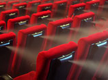 Особенность кинотеатров 4D состоит в их интерактивности - во время просмотра фильма кресла приходят в движение, а воздух в зале наполняется ароматами, которые чувствуют киногерои, создаются ощущения ветра или тумана Особенность кинотеатров 4D состоит в их интерактивности - во время просмотра фильма кресла приходят в движение, а воздух в зале наполняется ароматами, которые чувствуют киногерои, создаются ощущения ветра или тумана