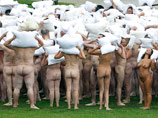 "Голый фотограф" Спенсер Туник заставил драться подушками 800 обнаженных женщин и мужчин в замке Гаасбек (ФОТО)