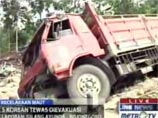 На острове Ява грузовик врезался в дом - 15 человек погибли, десятки ранены